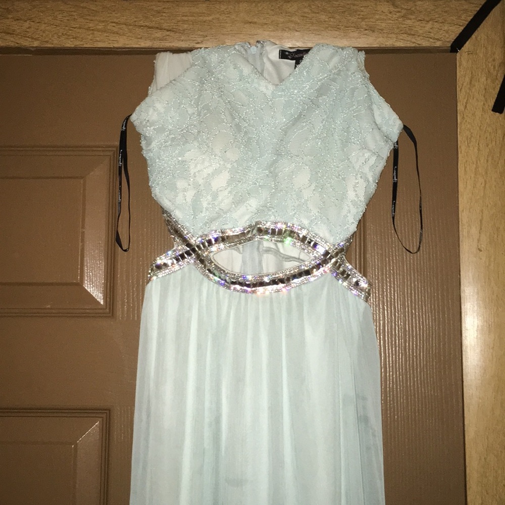 I’m selling a beautiful aqua blue gala/prom dress.